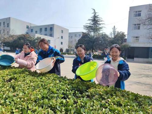 06学生为绿植浇水